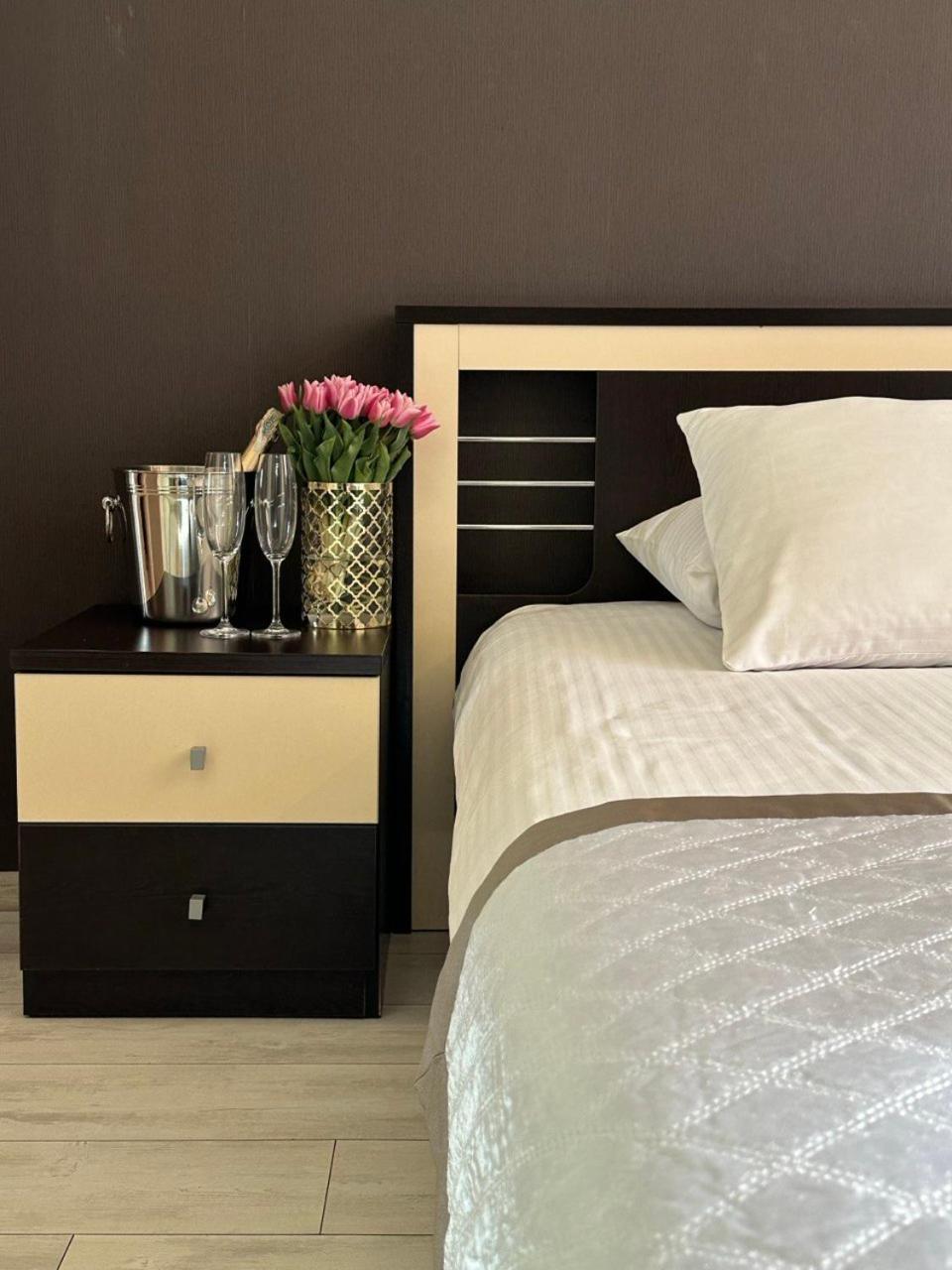 Corona Hotel & Apartments โอเดสซา ภายนอก รูปภาพ